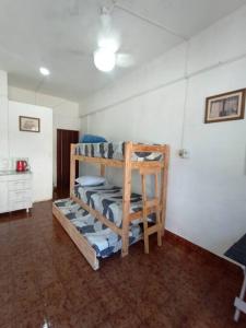 um quarto com uma prateleira de madeira com toalhas em Sencillo y cálido Monoambiente en S Fernando em San Fernando