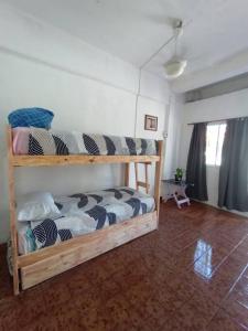 sypialnia z 2 łóżkami piętrowymi w pokoju w obiekcie Sencillo y cálido Monoambiente en S Fernando w mieście San Fernando