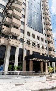 um edifício alto com muitas janelas em Atlântica Hotel 5 estrelas - Coração da Faria Lima em São Paulo