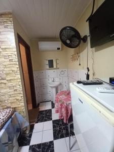 - une cuisine avec un évier et une table dans une chambre dans l'établissement Hotel em SBO - São Francisco, à Santa Bárbara dʼOeste