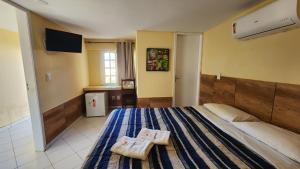 um quarto com uma cama com duas toalhas em Pousada Ceará - Porto das Dunas em Aquiraz