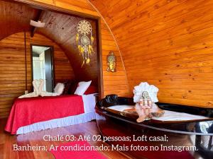 um quarto com uma cama e uma banheira num quarto em Namastê - Hospedaria de Altitude em Urubici