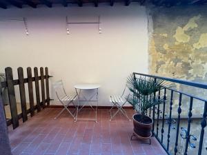 una stanza con tavolo, sedie e una pianta di Venus Two-Floored Stylish Apartment in the City Center a Firenze