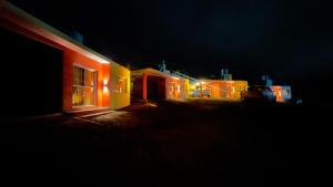 un gruppo di case illuminate di notte di Cabañas Nakupenda a Villa Carlos Paz