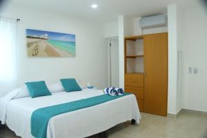 เตียงในห้องที่ Edifico con departamentos amplios cerca de la playa