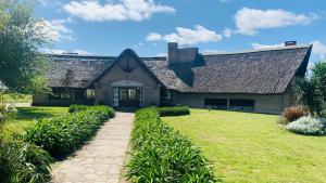 una casa de piedra con techo de gambrel en Finca Piedra en Mal Abrigo