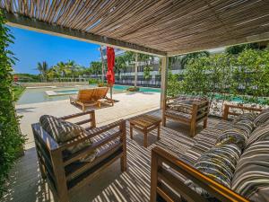 un patio con sofás y sillas y una piscina en Apartamento 2 habitaciones en Morros Zoe frente al mar en Cartagena., en Cartagena de Indias