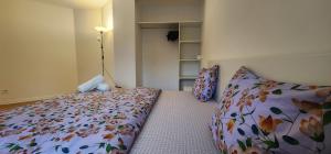 En eller flere senge i et værelse på Appartement cosy à Montmagny