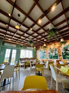 a restaurant with wooden ceilings and tables and chairs at Malecón 1680 in La Paz