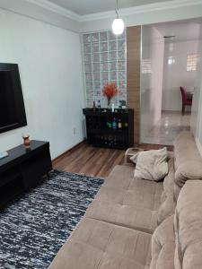 un soggiorno con divano e TV a schermo piatto di Aconchegante Apartamento em Ouro Preto a Ouro Preto