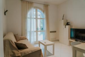 a living room with a couch and a window at Il Delfinetto in San Vincenzo