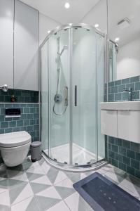 a bathroom with a shower and a toilet and a sink at Londwell, Central Chic, Luxury Stay by Hyde Park in London