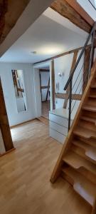 una sala de estar con una escalera en una casa en Zentrale Altbauwohnung mit Flair en Schwäbisch Hall