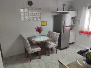 Aconchegante Apartamento em Ouro Preto的厨房或小厨房
