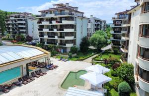 un complejo de apartamentos con piscina y edificios en Beach View Apartment, en Shkorpilovtsi