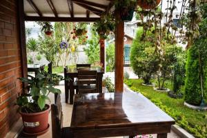 patio al aire libre con mesa de madera y comedor en Cabaña Don Pacho, en Otavalo