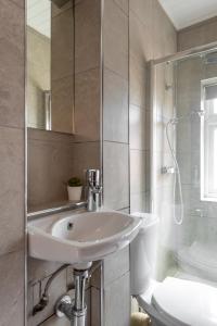 ein Bad mit einem Waschbecken, einem WC und einer Dusche in der Unterkunft Large Luxury 5 Bedroom Solihull House, Sleeps 9 - Close to NEC, Birmingham BHX Airport in Solihull
