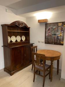 una stanza con tavolo e mobile con orologi di Nel vecchio borgo a Verrès