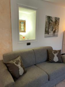 un soggiorno con divano e specchio di Nel vecchio borgo a Verrès