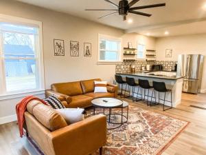 uma sala de estar com um sofá e uma cozinha em Designer Retreat / Central loc/walk to brewery/café em Colorado Springs
