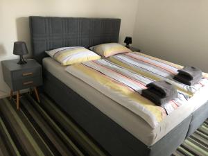 ein Bett mit zwei Handtüchern darauf in einem Schlafzimmer in der Unterkunft Ski & Bike apartment Bublava in Bublava