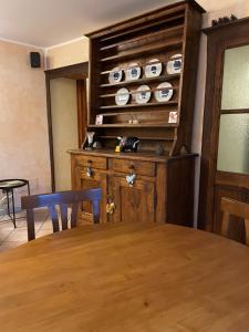 una sala da pranzo con tavolo e mobile con piatti di Nel vecchio borgo a Verrès