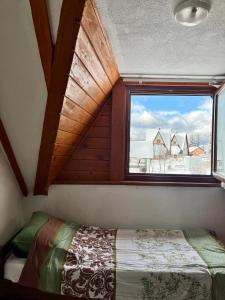 Habitación pequeña con cama y ventana en Sara Apartments Pridolci, en Kozica