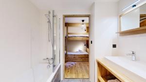Un baño con lavabo y una litera. en Chalet Sétaz, en Valloire 72 fotos más