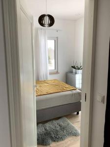 Ein Bett oder Betten in einem Zimmer der Unterkunft Small cozy 3-room house with terrace & large garden