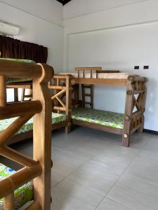 Łóżko lub łóżka piętrowe w pokoju w obiekcie El Hotel De La Tía