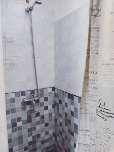 a bathroom with a shower with a tiled wall at Departamento amplio, cerca de todo in Guaymallen
