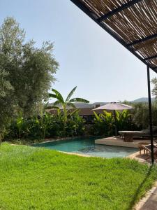 - une piscine dans la cour d'une maison dans l'établissement Le Figuier du Lac Bin elouidane, à Bin el-Ouidane