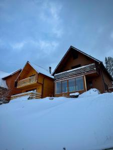una casa con nieve delante en Villa Liqenat en Peje