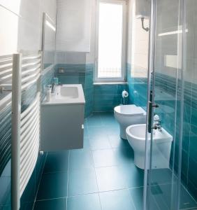 Baño azul con 2 aseos y lavamanos en Sogno o son desto en Nápoles