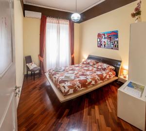 1 dormitorio con cama y ventana en Sogno o son desto en Nápoles