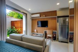 un soggiorno con divano e frigorifero di Estilo Itacaré best location a Itacaré