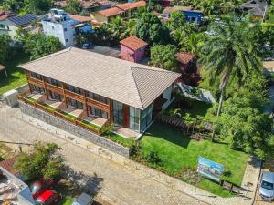an overhead view of a house with a roof at Estilo Itacaré in Itacaré