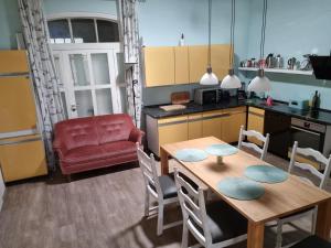 eine Küche und ein Esszimmer mit einem Tisch und Stühlen in der Unterkunft Ferienwohnung Noltenius in Bülstedt