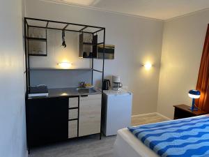 Staðarflöt Apartments في هفامستانغي: مطبخ صغير مع مغسلة وثلاجة