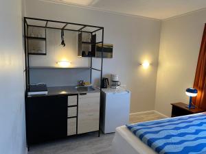クヴァンムスタンギにあるStaðarflöt Apartmentsのシンクと冷蔵庫のある小さなキッチン