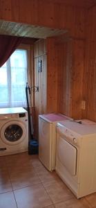 eine Waschküche mit Waschmaschine und Waschmaschine in der Unterkunft Ferienwohnung "Villa Alexander" 4 DTV-Sternen Neu Eröffnung in Bad Ems