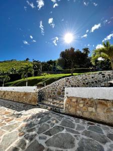 a stone wall with the sun in the sky at Finca vacacional los tres nevados en Melgar in Melgar