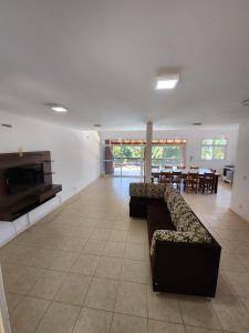 - un salon avec un canapé et une salle à manger dans l'établissement Hospedaria Ilhabela - Casa Maritacas, à Ilhabela