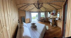 um quarto com uma cama grande num quarto em Chalé Madeira Rústica em Visconde de Mauá