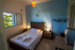 um quarto com uma cama com duas toalhas em Il Posto em Pulsano