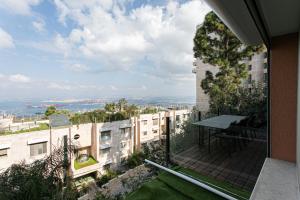 Appartamento dotato di balcone con vista sulla città. di Carmel Boutique Exclusive a Haifa
