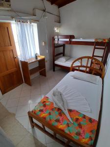 内科克利Hostal Princesa Katia的一间带两张双层床的卧室