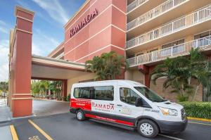 Una camioneta blanca estacionada frente a un edificio en Ramada by Wyndham Tampa Westshore Airport South, en Tampa