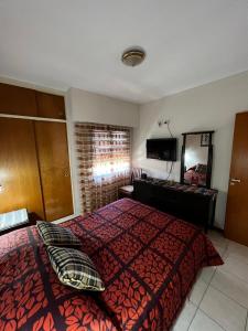 ein Hotelzimmer mit einem Bett und einer Kommode in der Unterkunft ALQUILO DEPTO AMUEBLADO 2 DORMITORIOS EN MICROCENTRO in Río Cuarto