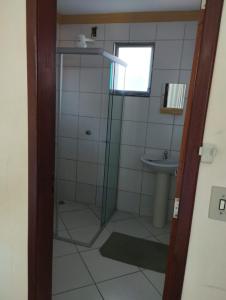 a bathroom with a shower and a sink at Hotel Algaroba Anexo in Bom Jesus da Lapa